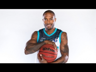 Ике Удано бьет сверху в быстром отрыве