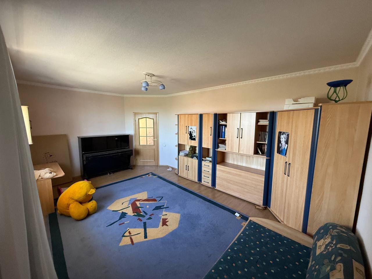 🏡 Продам жилой дом в г. Луганск от Собственника Площадь дома 250кв.м., 8 соток земли (район Жовтневого суда и Аквапарка «Пингвин») ✅ Дом реконструирован (утеплен и перекрыта крыша металлочерепицей) ✅ 2 этажа + подвал + погреб ✅ Первый этаж: Зал, спальная комната, ванная комната, гостевая, кухня. ✅ Второй этаж...