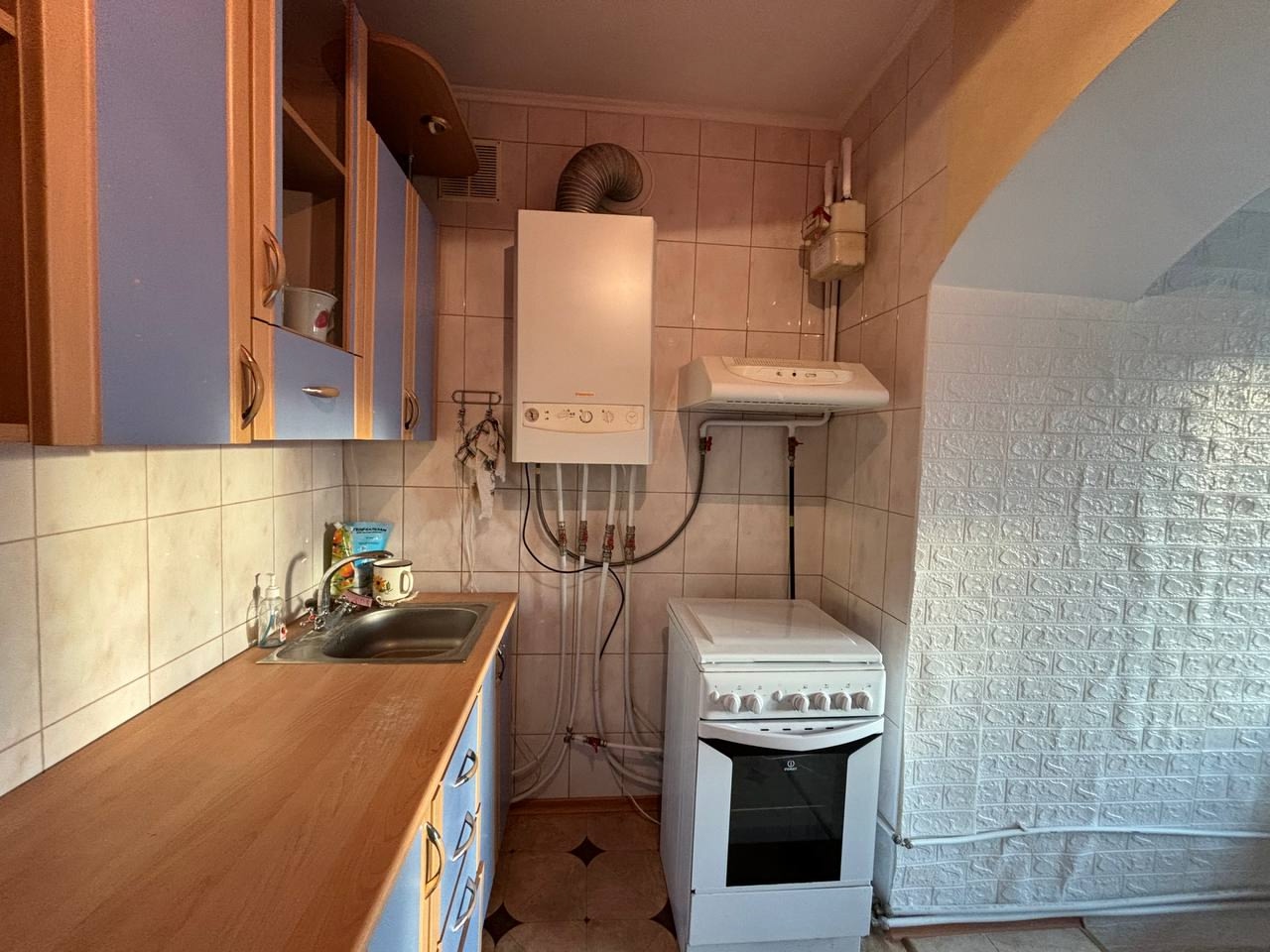 Продам 3-комн. в Станице Луганской, ул. Советская 1/2 эт., квартира с АВТОНОМНЫМ ОТОПЛЕНИЕМ, 62 кв.м., разводка пластик, окна мет/пластиковые, санузел совместный кафель, квартира в хорошем состоянии, с большой пристройкой, утеплена с наружи, есть свой сарай, чистый двор, рядом школа. Документы РФ. Цена: 3 700...