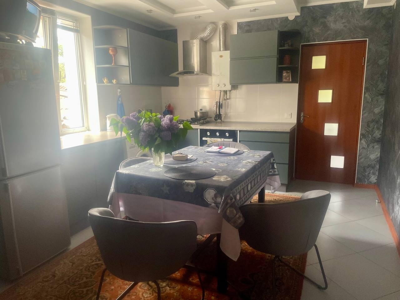 АЛЧЕВСК 🏡 ПРОДАЕТСЯ КОМФОРТАБЕЛЬНЫЙ ДОМ(74 кв. м.) С УЧАСТКОМ 📍 ул. Мичурина ✔ 3 комнаты + мансарда ✔ Современные коммуникации: ✔Автономное отопление ( одноконтурный котел) ✔Газовая колонка ✔Пластиковые трубы, металлопластиковые окна ✔Собственная скважина с чистой водой ✔Санузел с кафельной отделкой ✔Просторн...