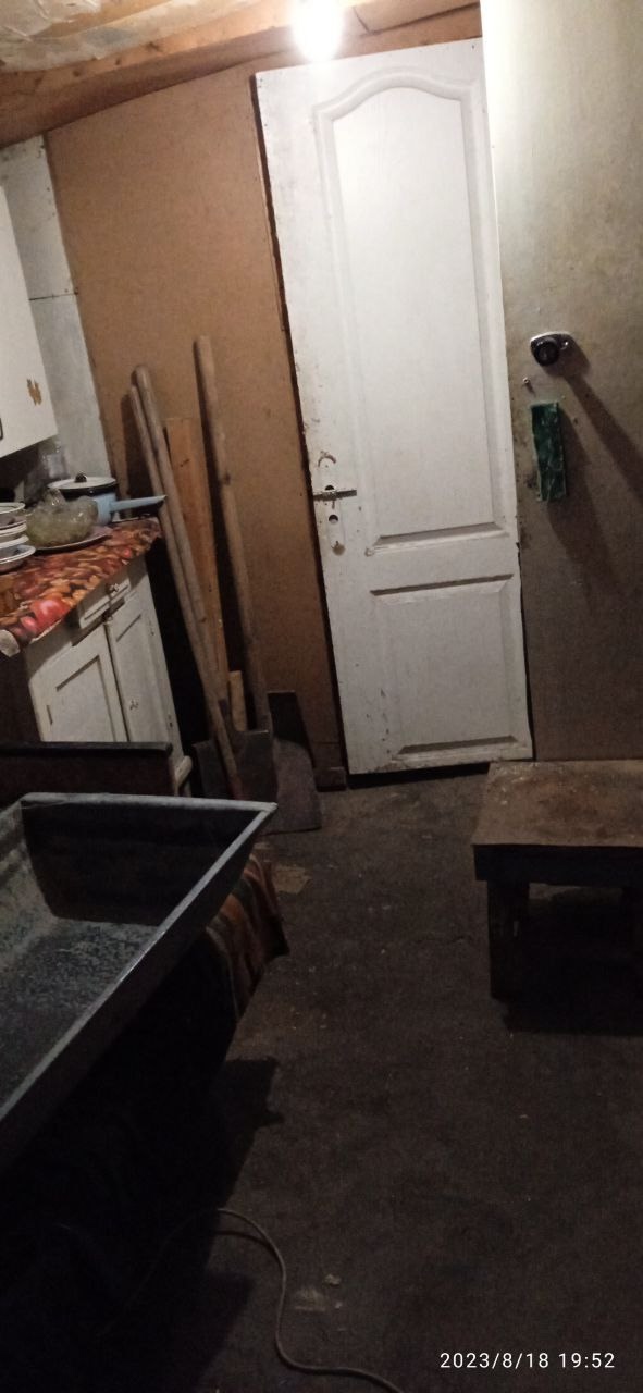 Продам дачу в Ольховском массиве, 20 км от Луганска, товарищество Лесок. 12 соток, скважина, колодец, вода питьевая, сараи, погреб, 2 въезда для машин, у дороги, можно для бизнеса. Небольшое домостроение с русской печью. Земля приватизированная, документы готовы. Рядом магазины, хвойный лес, озеро, хорошее ав...