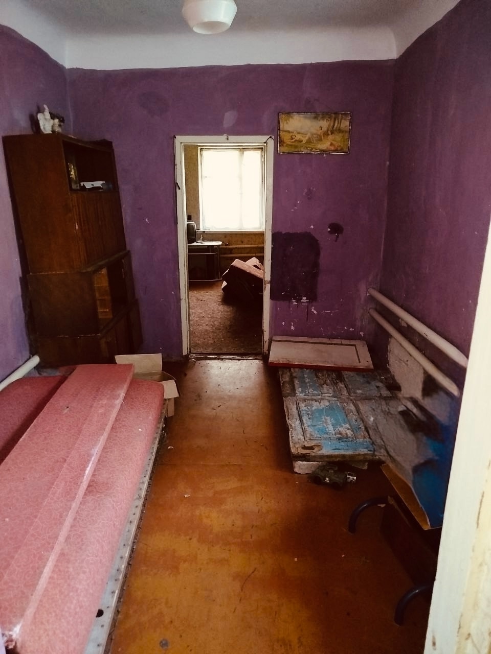 Объект 1053 !!! Продаётся 1/2 Дома в г. Алчевске по ул.Кутузова ОП - 39 кв, кухня - 11 кв. В доме: 2 комнаты+ 2 коридора+ кухня и санузел. Цена - 1 200 000 руб. ЗВОНИТЕ: +7 959 131 77 52 +7 959 020 15 93