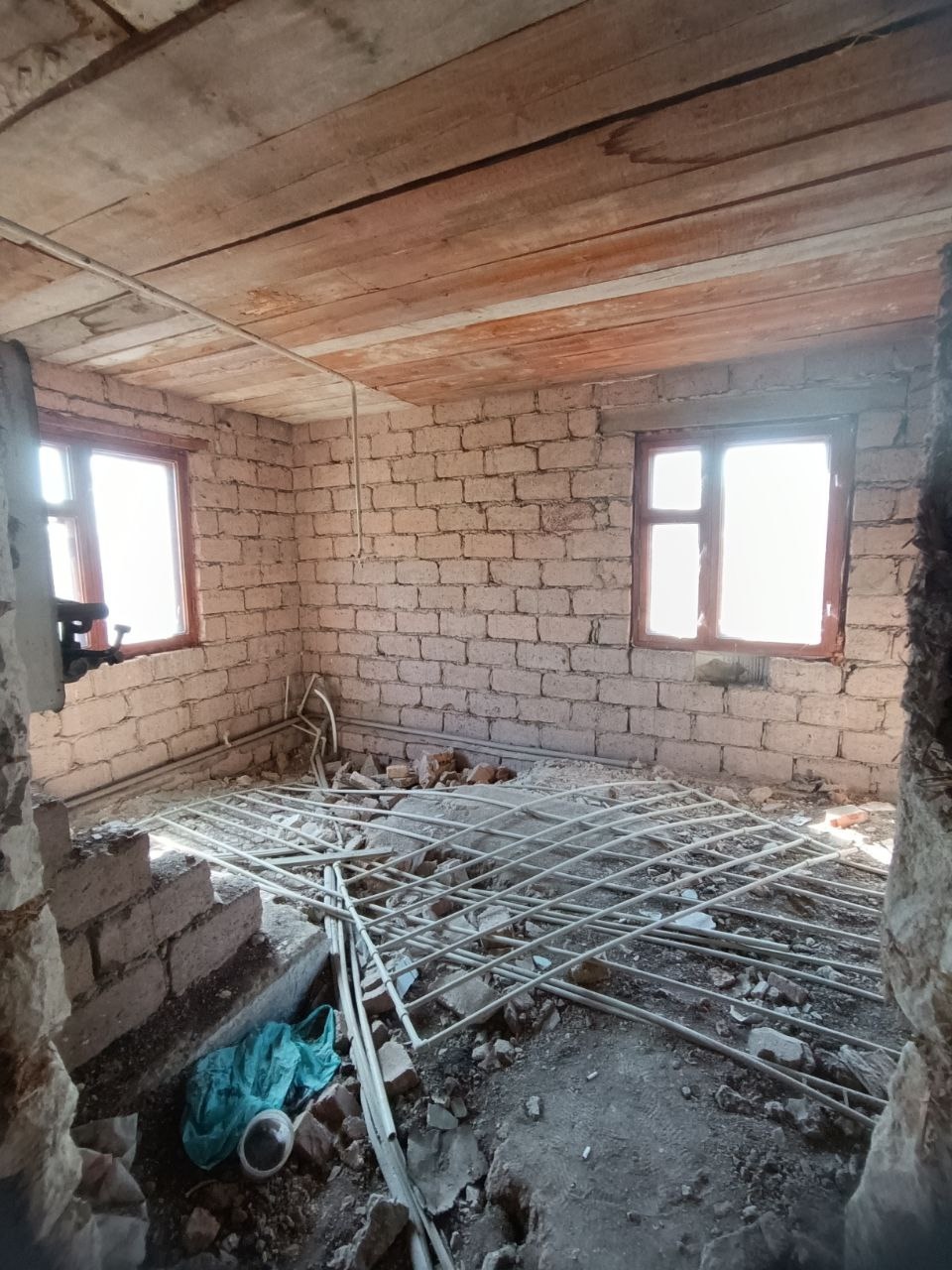 Дом общ. пл. 120 кв. м р-н Автовокзала Капитальный дом, новая крыша, высокие потолки, 4 комнаты, большая кухня и ванная. Подготовлен под отделку, разведена вода и канализация, разводка на теплый пол и систему отопления. Приватизированный участок 6 соток. Во дворе гараж, баня. Двор вымощен плиткой. . Цена: 7 3...
