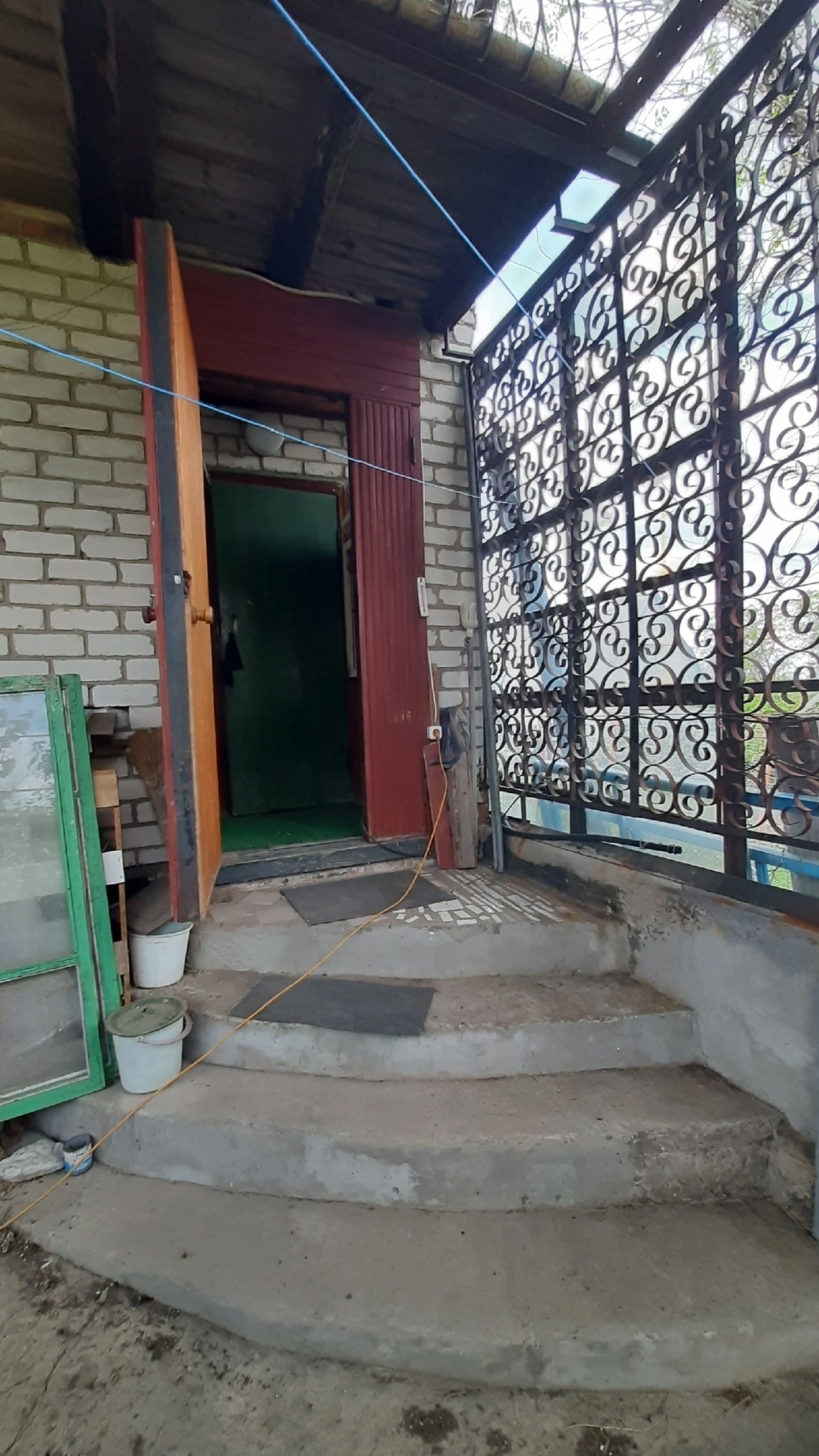Продаётся 2 ДАЧИ в Станично - Луганском районе (с .Николаевка) По отличной новой дороге ✅ Участоки по 6 соток (приватезированые ) ✅ На одном из участков Добротный 2-х этажный дом ,построен из целого кирпича ✅ Дом построен на фундаменте ✅ Площадь дома 42 кв.м 1этаж: кухня и комната 2 этаж : комната и проходн...